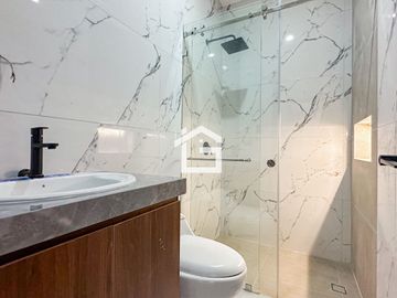 Casa en Venta con jacuzzi en Urb. Vista Sol 2, Machala