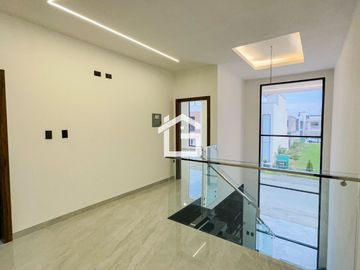 Casa en Venta con jacuzzi en Urb. Vista Sol 2, Machala