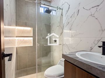 Casa en Venta con jacuzzi en Urb. Vista Sol 2, Machala