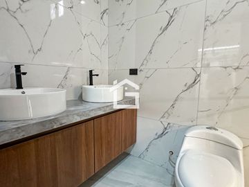 Casa en Venta con jacuzzi en Urb. Vista Sol 2, Machala