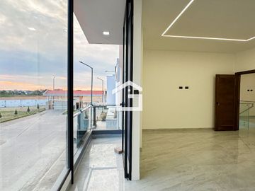 Casa en Venta con jacuzzi en Urb. Vista Sol 2, Machala