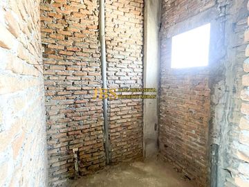 Dijual/Disewakan Ruko 4,5 Tingkat Strategis di Yos Sudarso – Luas 8x25m, Medan
