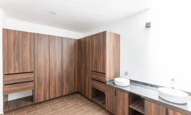 Casa en Venta en Lomas de Angelopolis III, Excelentes Acabados y Amenidades Premium, Cluster con Alberca
