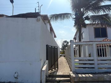 HERMOSA Y AMPLIA CASA UNA PLANTA CON SALIDA AL MAR
