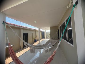 HERMOSA Y AMPLIA CASA UNA PLANTA CON SALIDA AL MAR