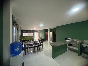 HERMOSA Y AMPLIA CASA UNA PLANTA CON SALIDA AL MAR