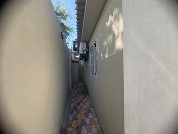 HERMOSA Y AMPLIA CASA UNA PLANTA CON SALIDA AL MAR