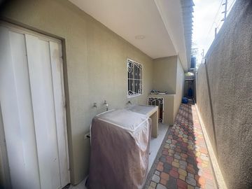 HERMOSA Y AMPLIA CASA UNA PLANTA CON SALIDA AL MAR
