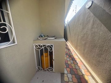 HERMOSA Y AMPLIA CASA UNA PLANTA CON SALIDA AL MAR