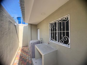 HERMOSA Y AMPLIA CASA UNA PLANTA CON SALIDA AL MAR