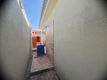HERMOSA Y AMPLIA CASA UNA PLANTA CON SALIDA AL MAR