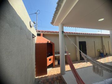 HERMOSA Y AMPLIA CASA UNA PLANTA CON SALIDA AL MAR