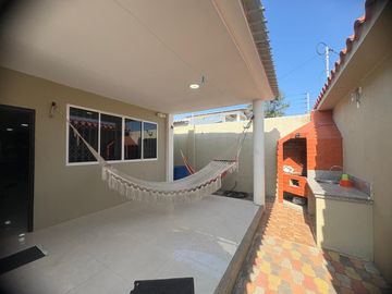 HERMOSA Y AMPLIA CASA UNA PLANTA CON SALIDA AL MAR