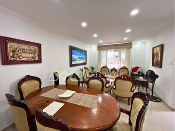 Venta de Casa un piso bien ubicada