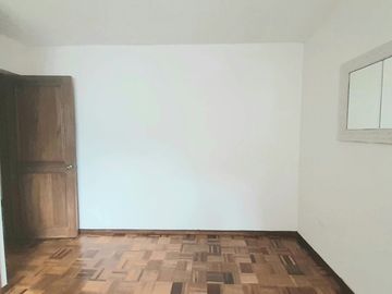 Venta departamento con balcón y espectacular vista a Guápulo, 200m, en la Gonzales Suárez