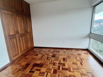 Venta departamento con balcón y espectacular vista a Guápulo, 200m, en la Gonzales Suárez