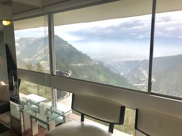 Venta departamento con balcón y espectacular vista a Guápulo, 200m, en la Gonzales Suárez