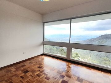 Venta departamento con balcón y espectacular vista a Guápulo, 200m, en la Gonzales Suárez