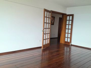 Venta departamento con balcón y espectacular vista a Guápulo, 200m, en la Gonzales Suárez