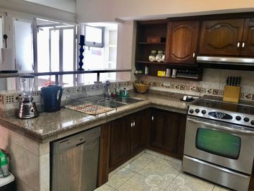 Venta departamento con balcón y espectacular vista a Guápulo, 200m, en la Gonzales Suárez