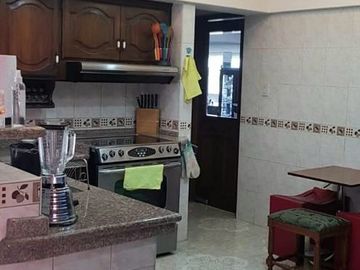 Venta departamento con balcón y espectacular vista a Guápulo, 200m, en la Gonzales Suárez