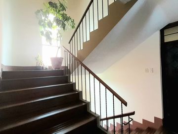 Venta departamento con balcón y espectacular vista a Guápulo, 200m, en la Gonzales Suárez