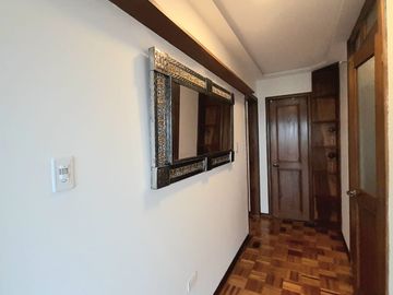 Venta departamento con balcón y espectacular vista a Guápulo, 200m, en la Gonzales Suárez