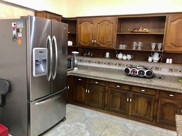 Venta departamento con balcón y espectacular vista a Guápulo, 200m, en la Gonzales Suárez