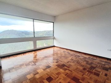 Venta departamento con balcón y espectacular vista a Guápulo, 200m, en la Gonzales Suárez