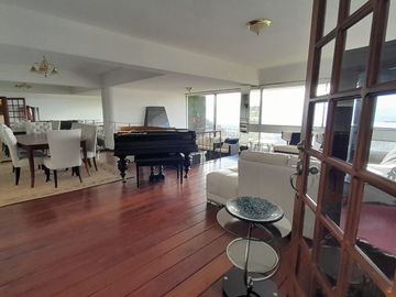 Venta departamento con balcón y espectacular vista a Guápulo, 200m, en la Gonzales Suárez