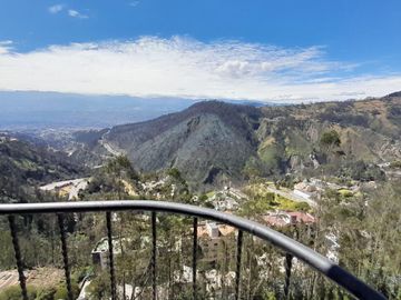 Venta departamento con balcón y espectacular vista a Guápulo, 200m, en la Gonzales Suárez