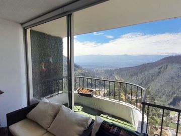 Venta departamento con balcón y espectacular vista a Guápulo, 200m, en la Gonzales Suárez