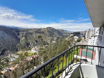Venta departamento con balcón y espectacular vista a Guápulo, 200m, en la Gonzales Suárez