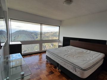 Venta departamento con balcón y espectacular vista a Guápulo, 200m, en la Gonzales Suárez