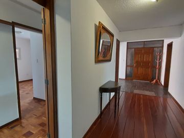 Venta departamento con balcón y espectacular vista a Guápulo, 200m, en la Gonzales Suárez