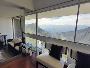 Venta departamento con balcón y espectacular vista a Guápulo, 200m, en la Gonzales Suárez