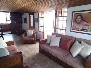 CASA EN VENTA EN CONOCOTO INCLUYE SUIT INDEPENDIENTE