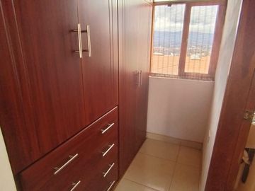 CASA EN VENTA EN CONOCOTO INCLUYE SUIT INDEPENDIENTE