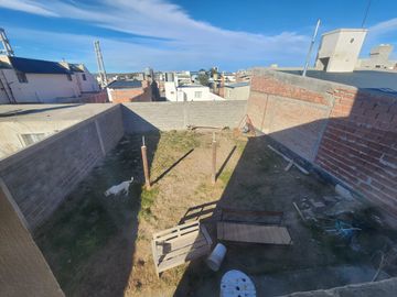 Vendo casa en zona San Cayetano de dos planta ,amplio terreno