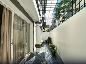 CLASSIC TIMELESS DESIGN AND WELL-MAINTAINED TOWN HOUSE IN NEW MANILA FOR SALE!!