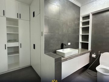 CLASSIC TIMELESS DESIGN AND WELL-MAINTAINED TOWN HOUSE IN NEW MANILA FOR SALE!!