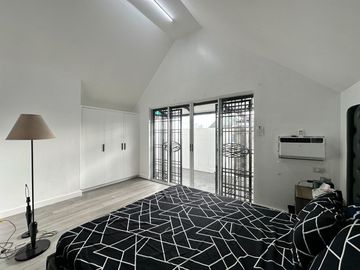 CLASSIC TIMELESS DESIGN AND WELL-MAINTAINED TOWN HOUSE IN NEW MANILA FOR SALE!!
