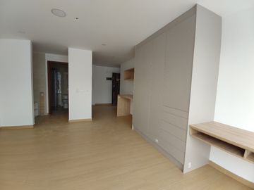 605 Comodidad, Cercanía, Tranquilidad. Encantador Estudio con Vista y Parqueadero en Av de Los Shyris. A Estrenar.