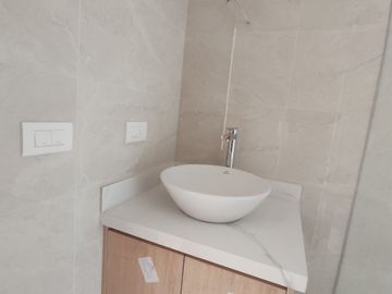 605 Comodidad, Cercanía, Tranquilidad. Encantador Estudio con Vista y Parqueadero en Av de Los Shyris. A Estrenar.