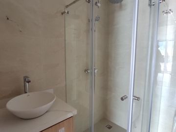 605 Comodidad, Cercanía, Tranquilidad. Encantador Estudio con Vista y Parqueadero en Av de Los Shyris. A Estrenar.