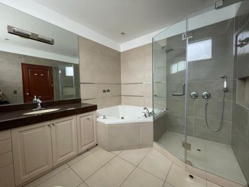 VENDO  LINDO PENTHOUSE DUPLEX EN CHACARILLA - SAN BORJA - 4 DORMITORIOS - 3 COCHERAS - FRENTE A PARQUE🌳