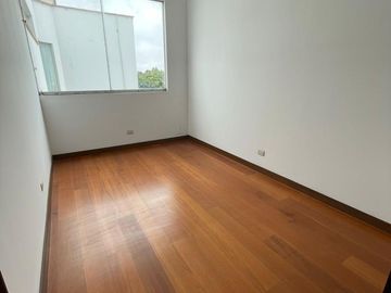VENDO  LINDO PENTHOUSE DUPLEX EN CHACARILLA - SAN BORJA - 4 DORMITORIOS - 3 COCHERAS - FRENTE A PARQUE🌳