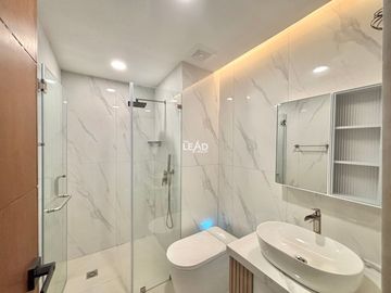 Aspen Tower Alabang Filinvest 3Bedroom w/Parking 221SQM. Good deal New Furnished Big Cut Ayala Alabang Condo For Sale near Palms Pointe BGC Makati