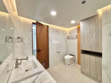 Aspen Tower Alabang Filinvest 3Bedroom w/Parking 221SQM. Good deal New Furnished Big Cut Ayala Alabang Condo For Sale near Palms Pointe BGC Makati