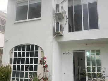 CASA EN VENTA EN GEOPINOS VERACRUZ CON 4 RECÁMARAS EN CLUSTER CON ALBERCA Y JARDIN $1,700,000 (SOLO CRÉDITOS BANCARIOS Y REC PROPIOS)